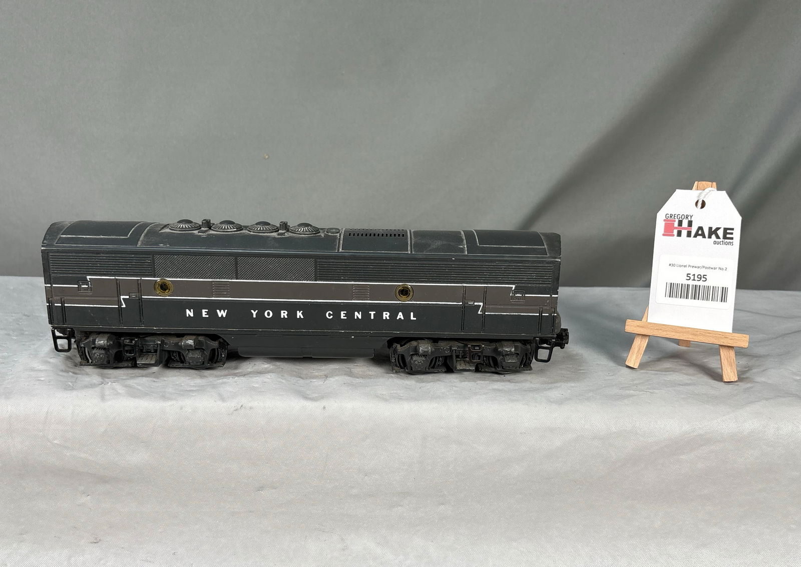 Lionel Postwar 2344 New York Central Dummy B Unit with Louvered Vent: Lionel Postwar 2344 New York Central Dummy B Unit with Louvered Vent. Should clean up to C7. Size 13x3x4