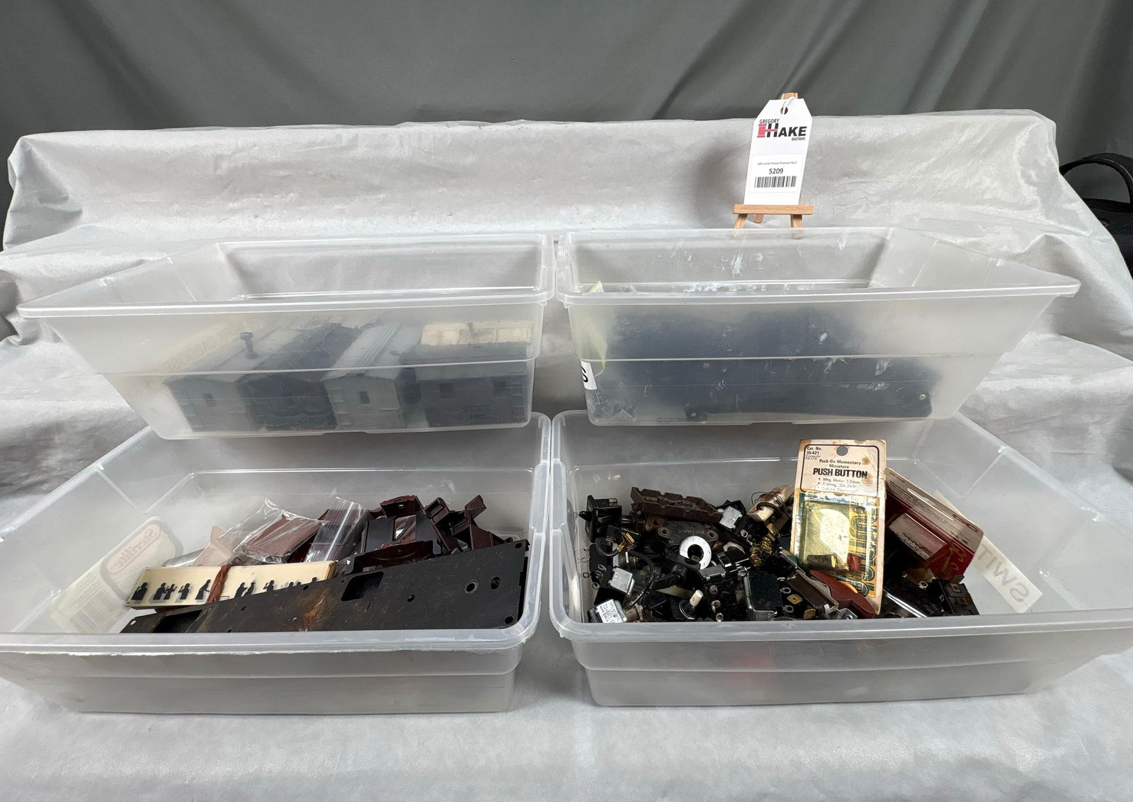 Large Lot of Lionel Postwar Parts (1 of 5)