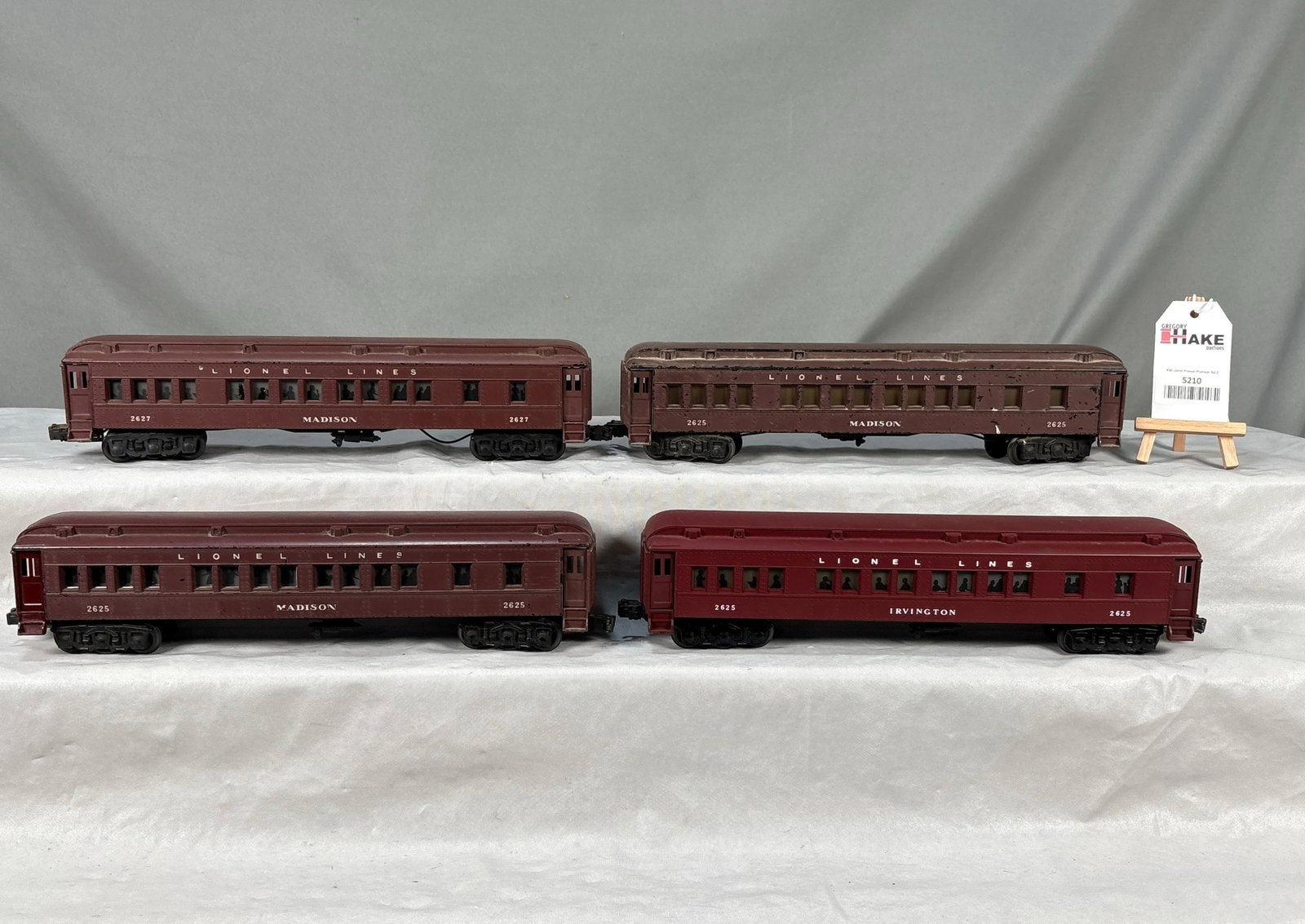 4 Lionel Postwar Heavyweight Passenger Cars: 4 Lionel Postwar Heavyweight Passenger Cars. Sold AS IS NO RETURNS. See photos Size 16x12x4