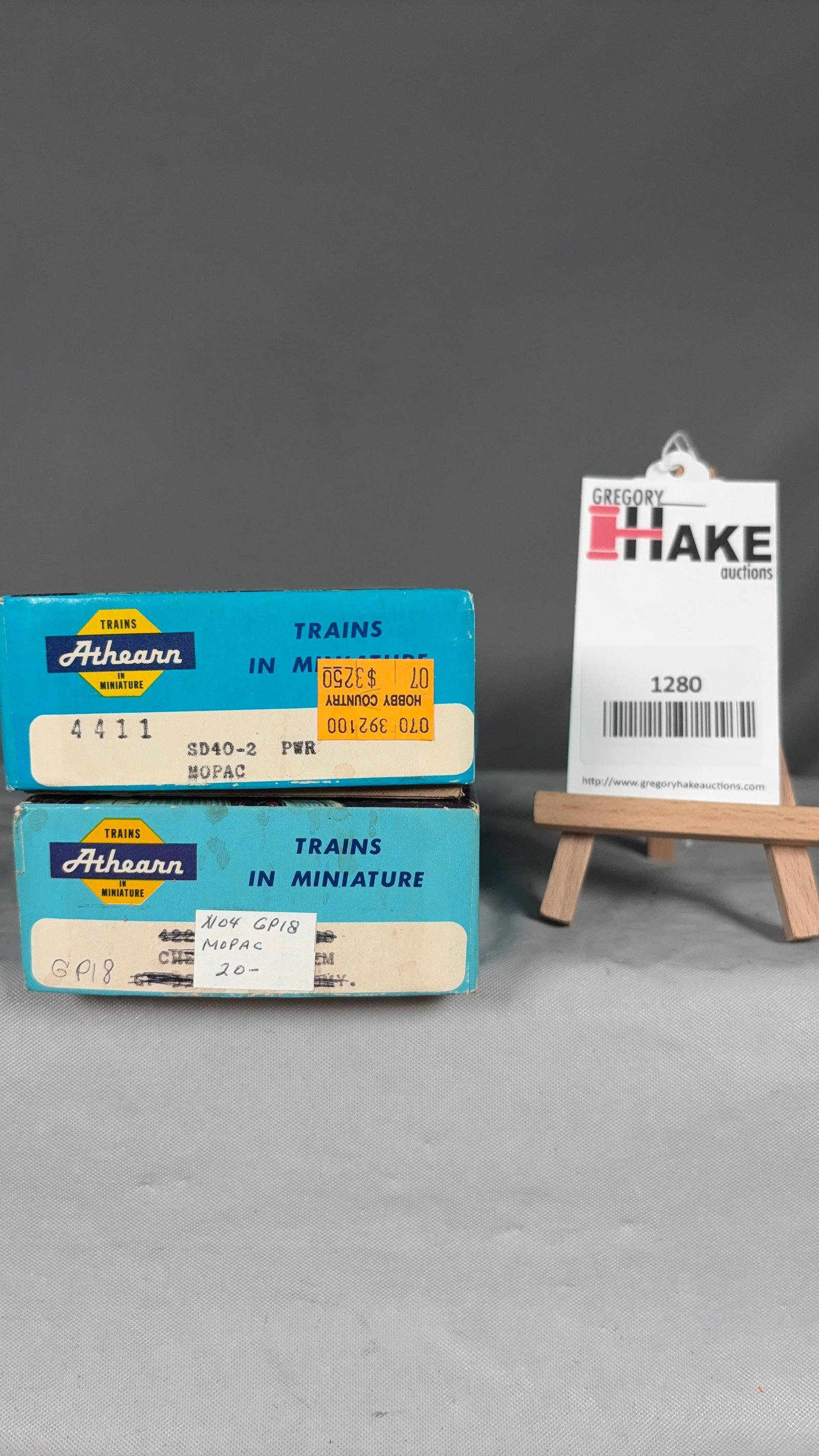 Lot of 2 Athearn HO Locomotives w/OB: Lot of 2 Athearn HO Locomotives w/OB, C7/8. Size 11x4x3