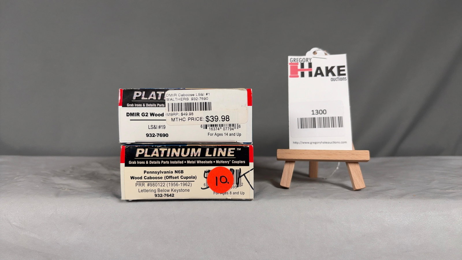 Lot of 2 Walthers HO Cabooses w/OB (1 of 2)