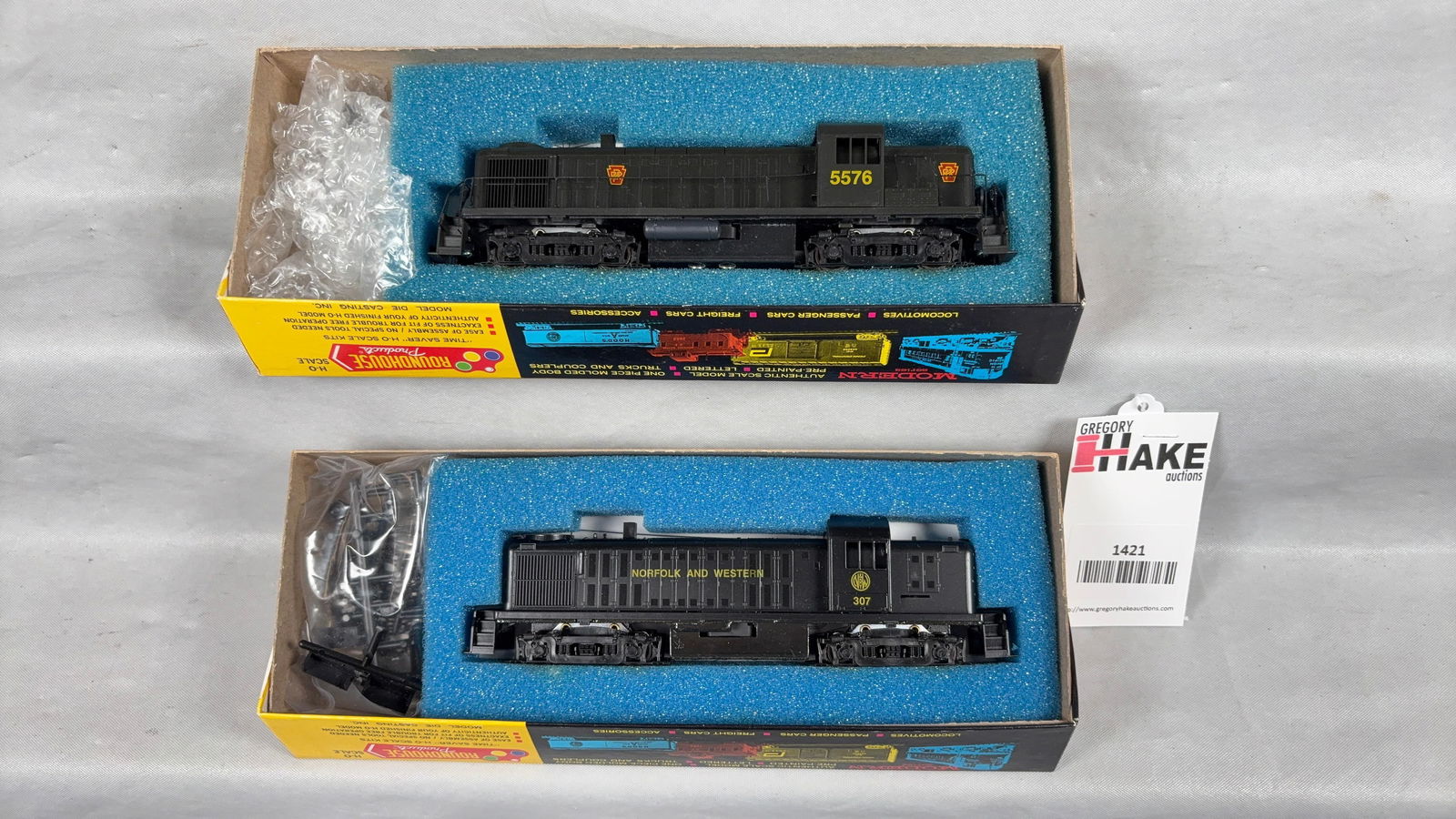 Lot of 2 Roundhouse HO Alco RS3 Diesel Locomotives w/OB - 2