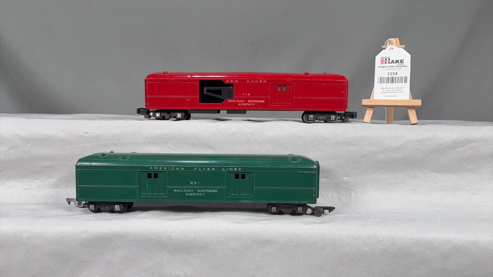 American Flyer Postwar Green 651 and Red 718 REA Cars (1 of 6)