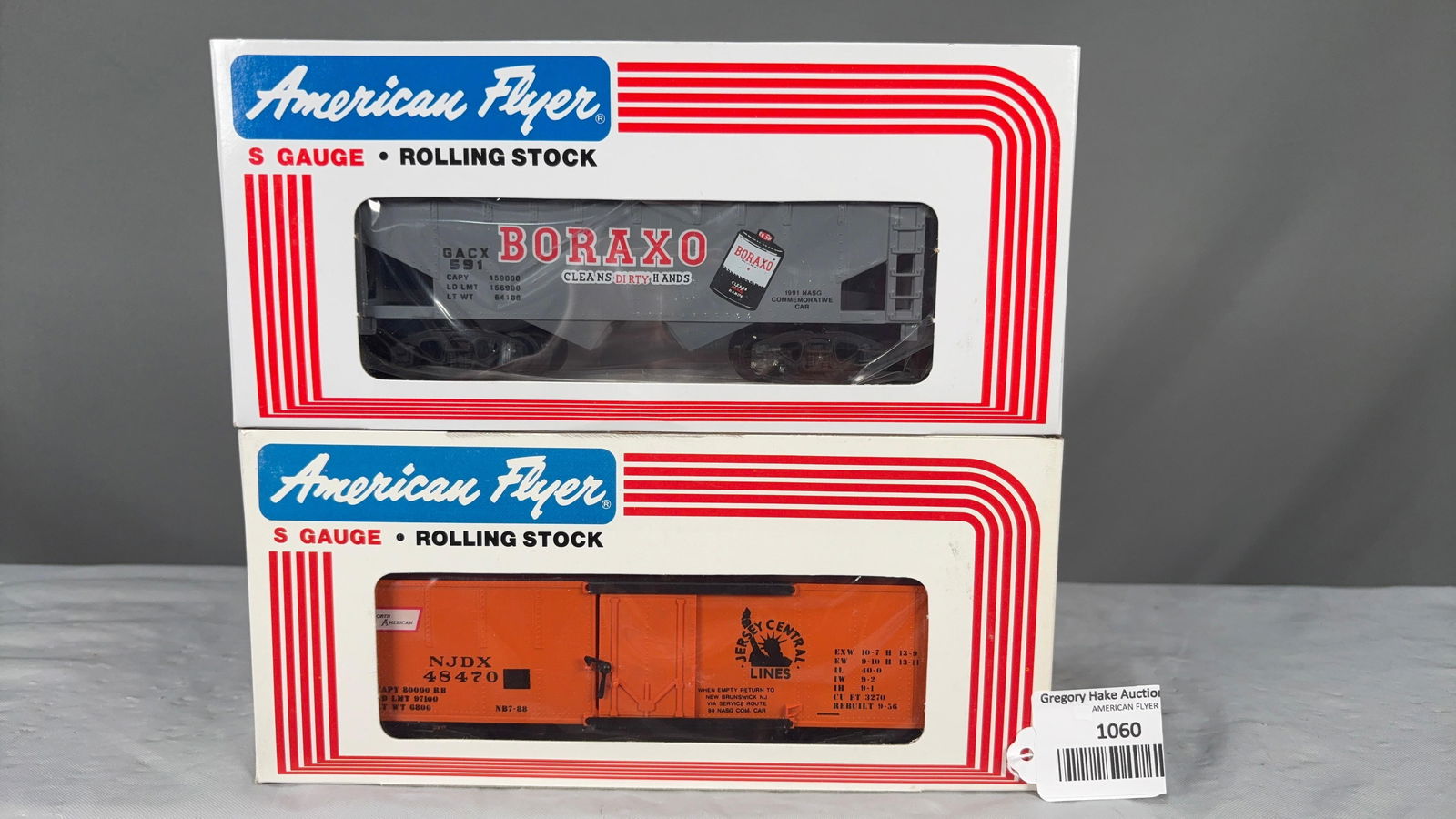 American Flyer 1988 NASG Convention Car 48470 and 1991 NASG Commemorative Car 48475 w/obs: American Flyer 1988 NASG Convention Jersey Central Lines Boxcar #48470 and 1991 NASG Commemorative Boraxo Hopper. #48475 w/obs. C9 See photos for details.Size11x5x5