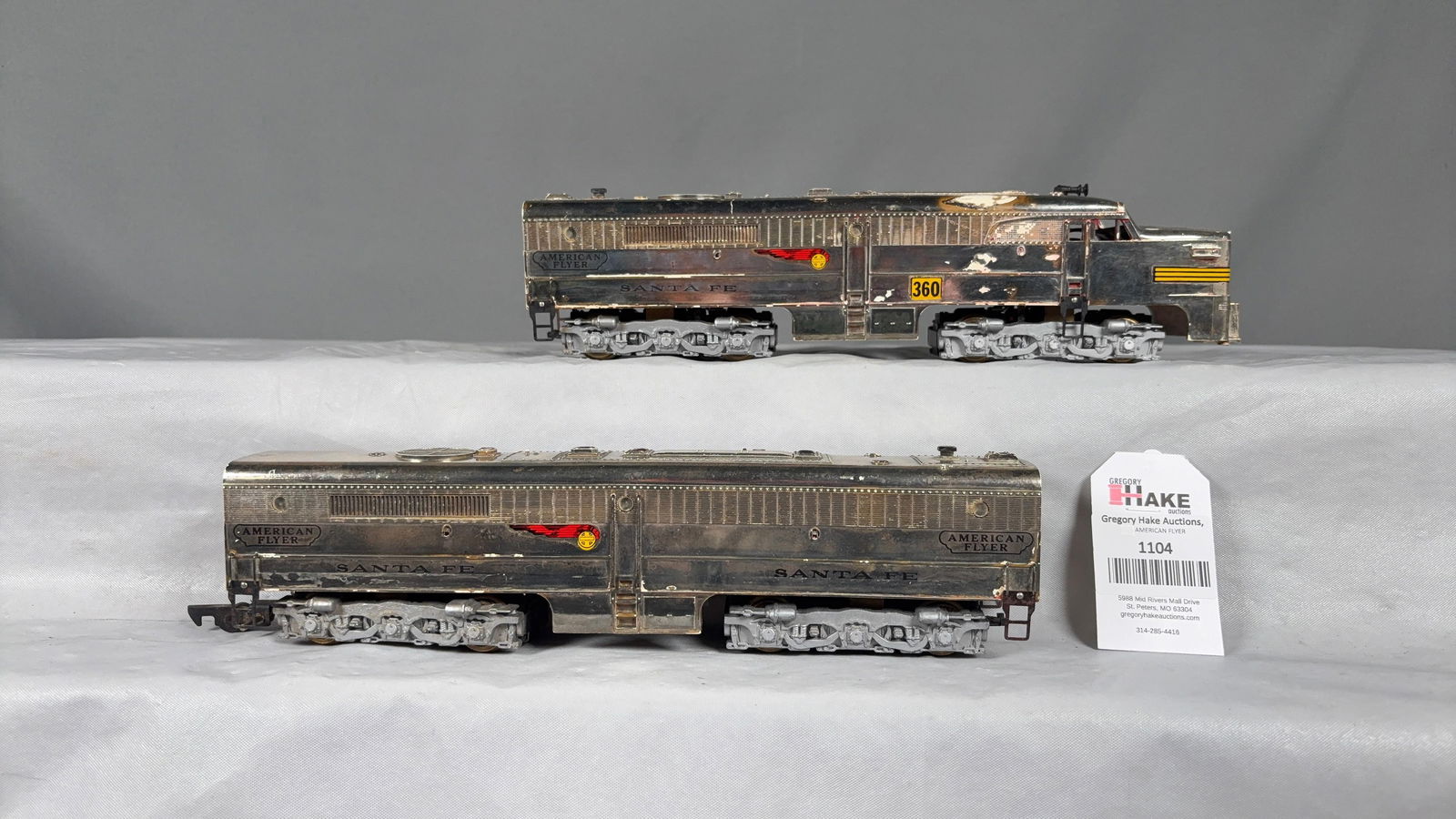 American Flyer Postwar Chrome 360 Santa Fe Loco PA & Dummy Diesel: American Flyer Postwar Chrome 360 Santa Fe Loco PA & Dummy Diesel. Loco has wear C6. Dummy C7. See photos for details. Size 13x5x3