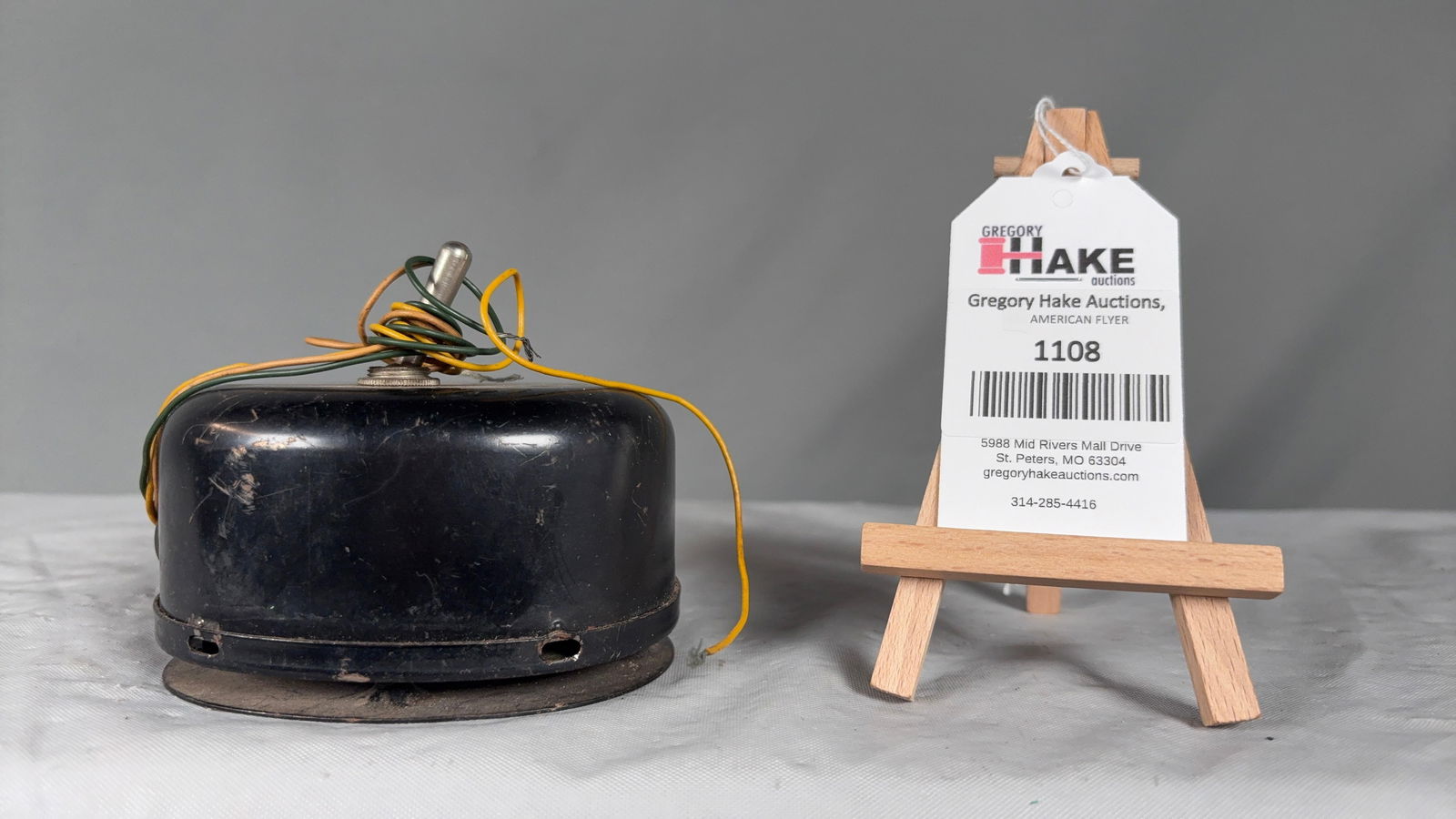 American Flyer Postwar Locomotive 314 AW Whistle Control Box: American Flyer Postwar Locomotive 314 AW Whistle Control Box. The base is dated November 1949. Lower C7. See photos for details. Size 4x5x4