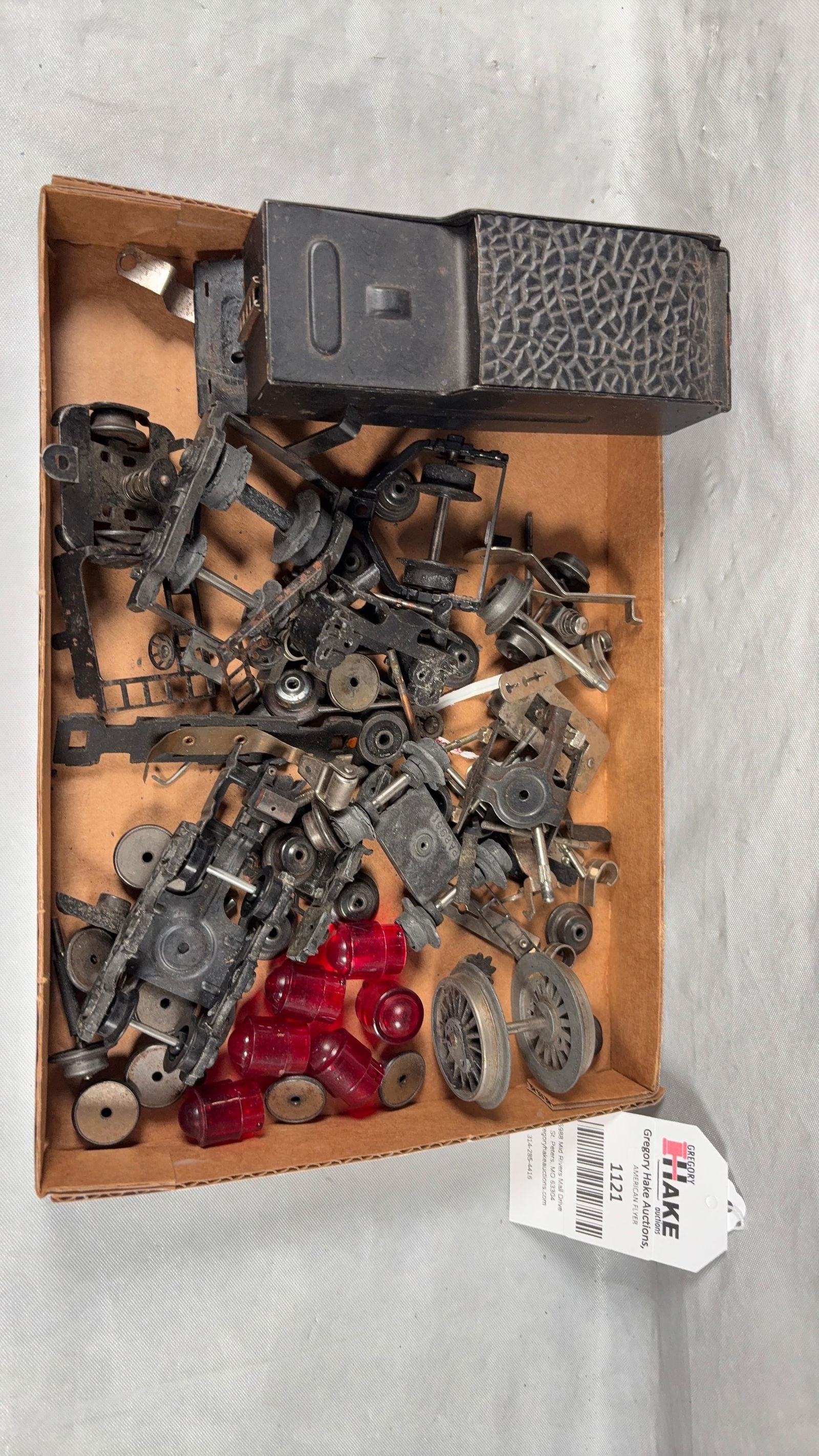 Group of American Flyer Pre & Postwar Parts: Group of American Flyer Pre & Postwar Parts. See photos for details. Size 11x8x3