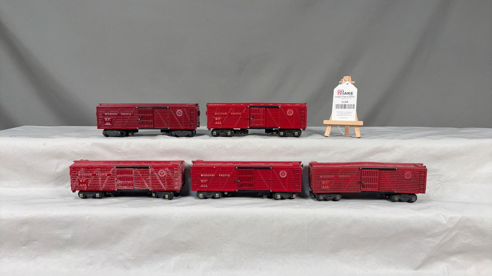 5 American Flyer Postwar Missouri Pacific Stock Cars: 5 American Flyer Postwar Missouri Pacific Stock Cars. Includes 4 629 (2 have open slats)� and 1 929. C7 See photos for details C9Size11x11x2
