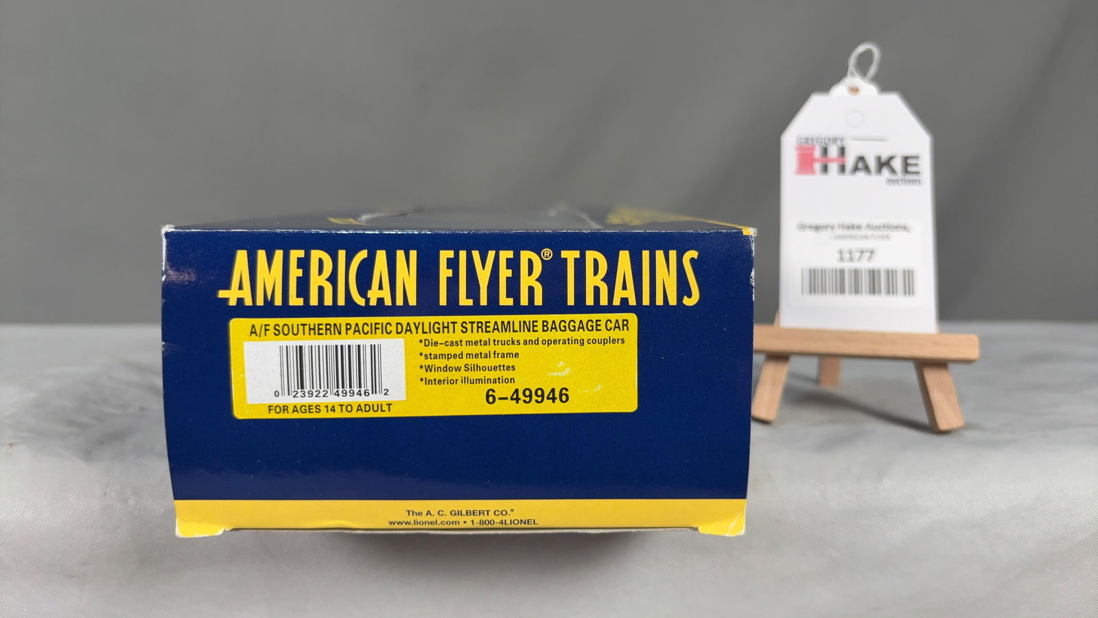 American Flyer 6-49946 Southern Pacific Daylight Streamline Baggage Car w/ OB: American Flyer 6-49946 Southern Pacific Daylight Streamline Baggage Car w/ OB. C9 See photos for detailsSize15x6x3