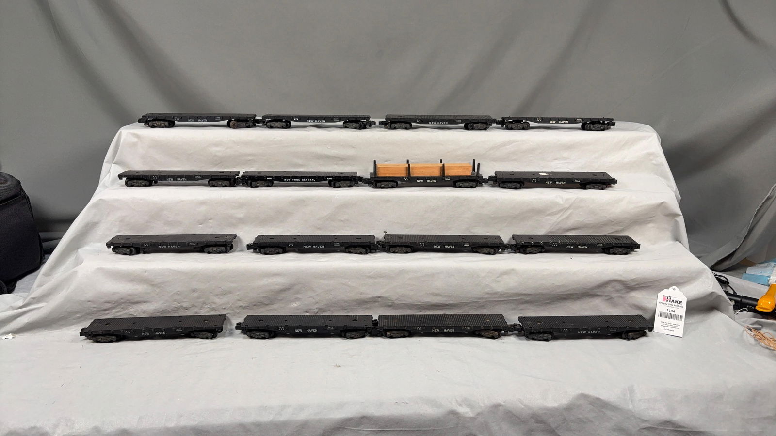 15 American Flyer Postwar 928 New Haven Flatcars & 1 24562 Flat Car: 15 American Flyer Postwar 928 New Haven Flatcars & 1 24562 Flat Car. All C7. See Photos for Details. C7 Size 18x13x3