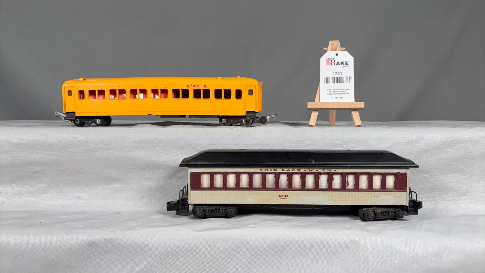 2 American Flyer Postwar Passenger Cars (1 of 6)