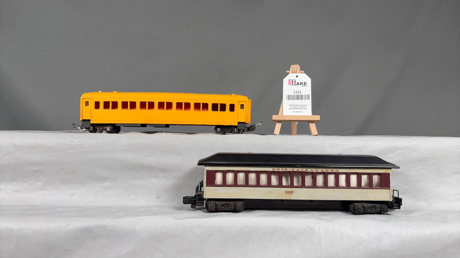 2 American Flyer Postwar Passenger Cars - 2