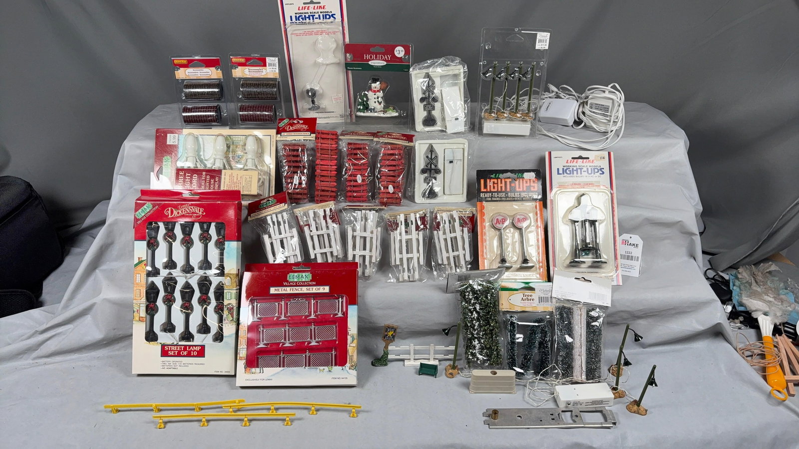 Box Lot of Miscellaneous Items from various Manufacturers: Box Lot of Miscellaneous Items from various Manufacturers. See photos for details.Size17x11x8