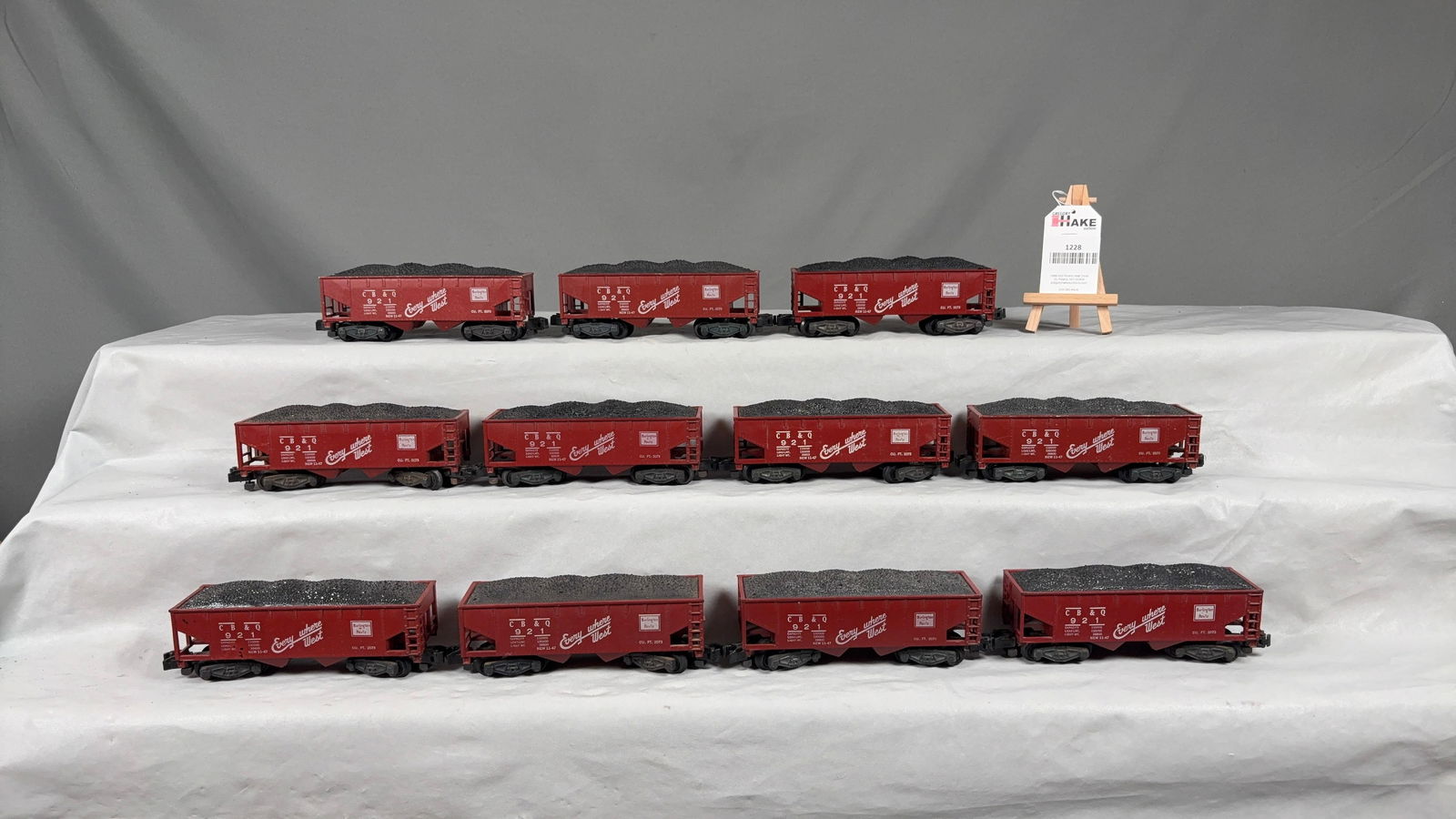 11 American Flyer 921 CB&Q Hoppers with Coal Loads: 11 American Flyer 921 CB&Q Hoppers with Coal Loads, C7. See photos for details Size 18x10x3