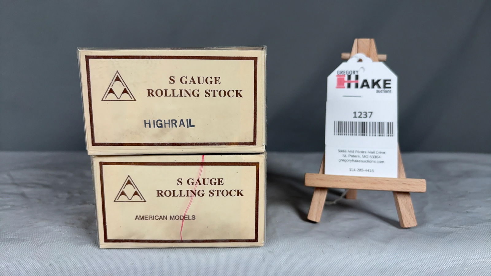 2 American Model S Gauge Cabooses - Erie Bay Window & CN&W Bay Window/ OB's: 2 American Model S Gauge Cabooses - Erie Bay Window & CN&W Bay Window/ OB's, C10. The Erie has "HIGHRAIL" stamped on the box, the CNW does not. See photos for details.Size10x4x4