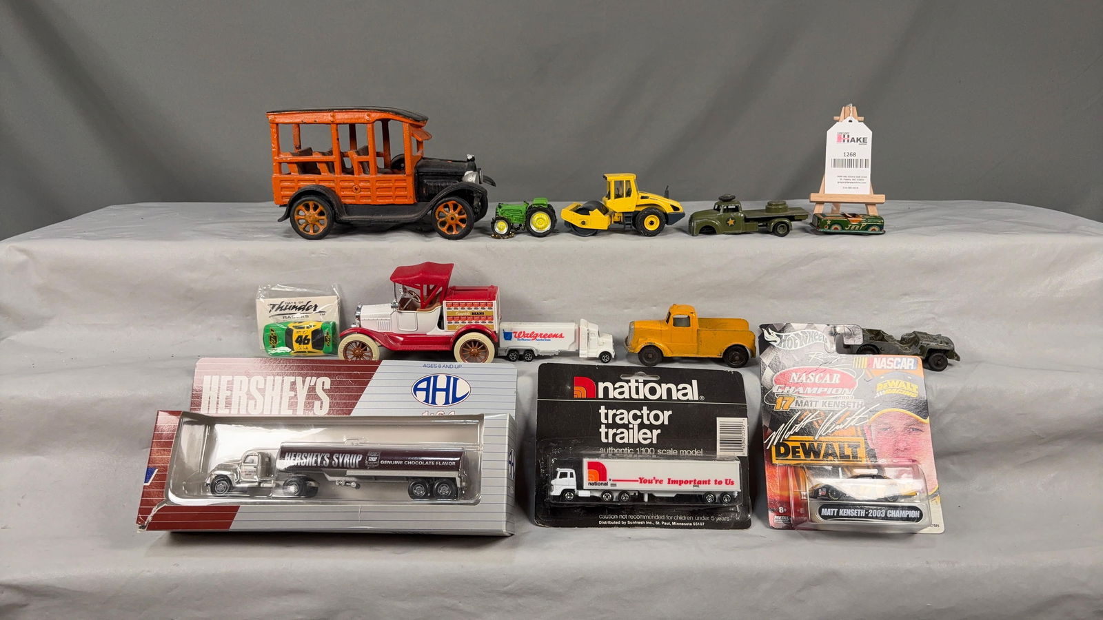 Box lot of Vehicles: Box lot of Vehicles. See photos for details.Size16x13x4