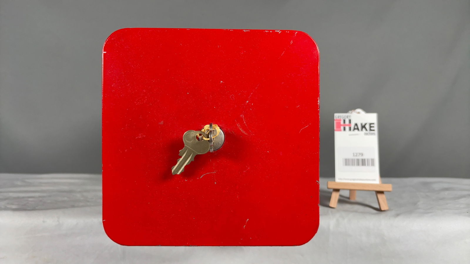 Vintage Komet 5 cent Candy/Nut Gumball Machine: Vintage Komet 5 cent Candy/Nut Gumball Machine, C7. There is no key. See photos for details. Size 16x6x8