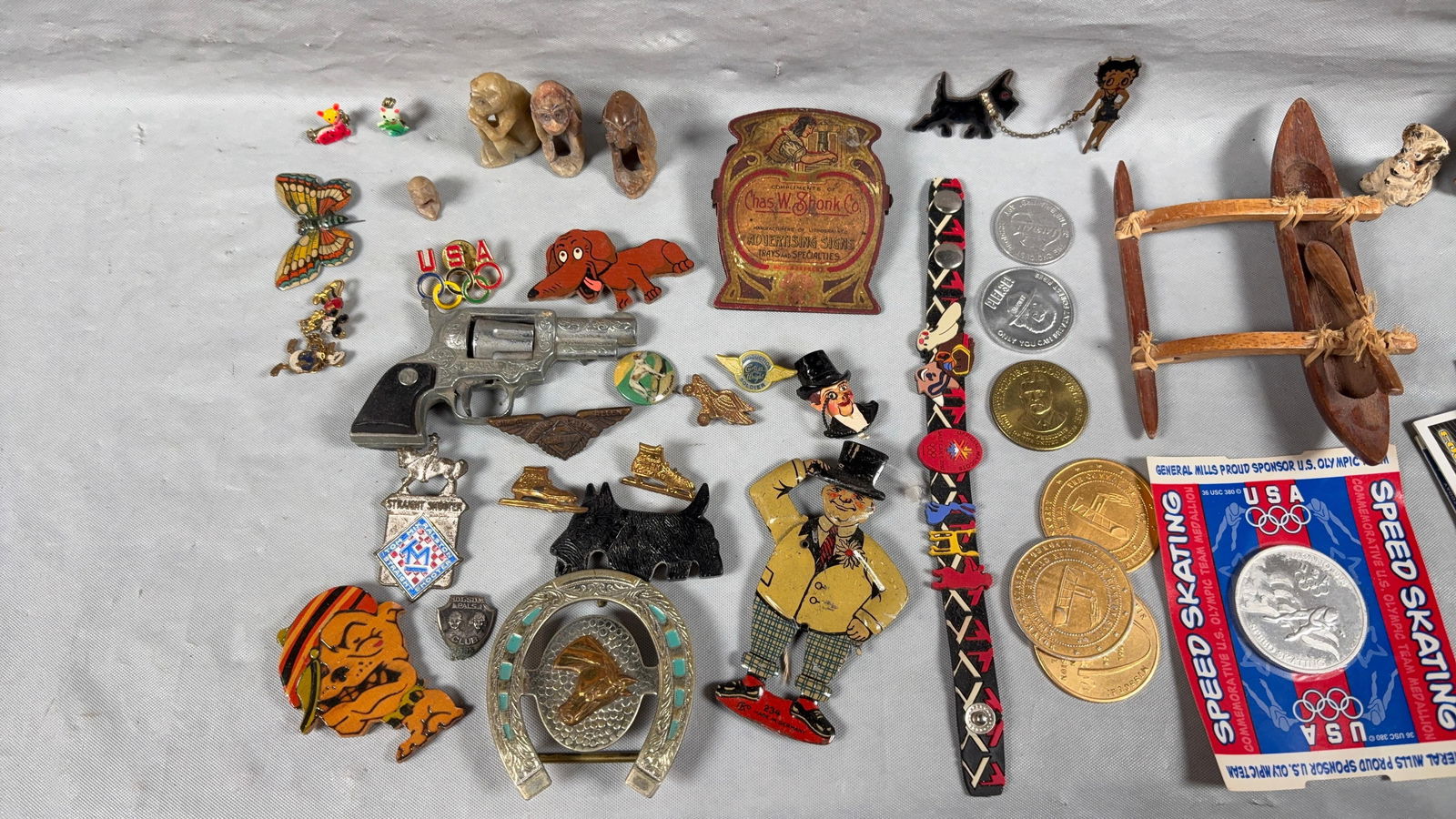 Box Lot of Star Wars, Wizzer, Barbie, Disney and Other Items: Box Lot of Star Wars, Wizzer, Barbie, Disney and Other Items. See Photos for Details.Size18x11x6