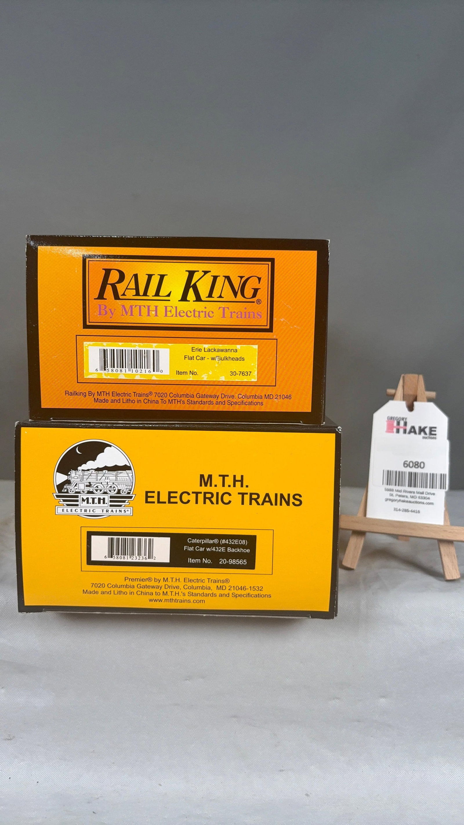 MTH Set of 2 Erie Lackawanna Flat Car w/ Bulkheads 30-7637 Caterpillar Flatcar w/ 432E Backhoe (1 of 2)