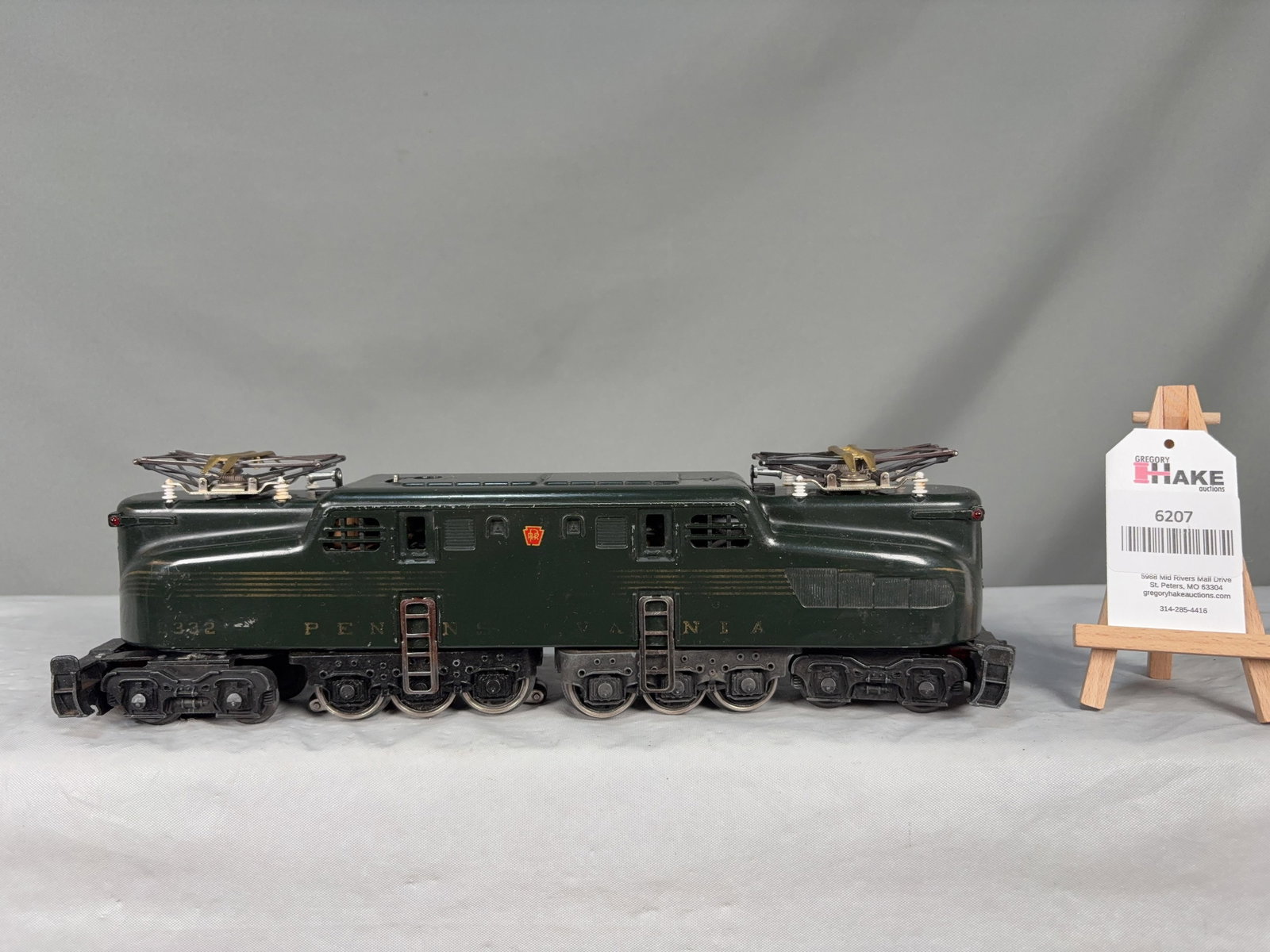 Lionel Postwar Green 2332 Pennsylvania GG1: Lionel Postwar Green 2332 Pennsylvania GG1, C7. Would grade higher, but some fading in the stripes and lettering.