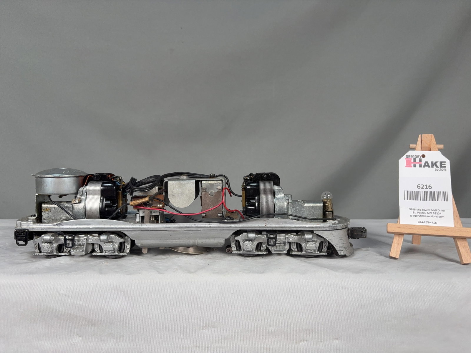 Lionel Postwar 2343 Santa Fe F3 Powered Frame (1 of 6)