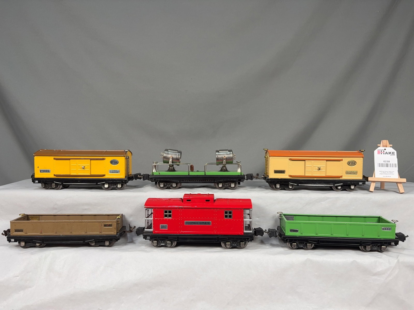 Group of 6 Lionel Prewar Freight Cars (1 of 6)