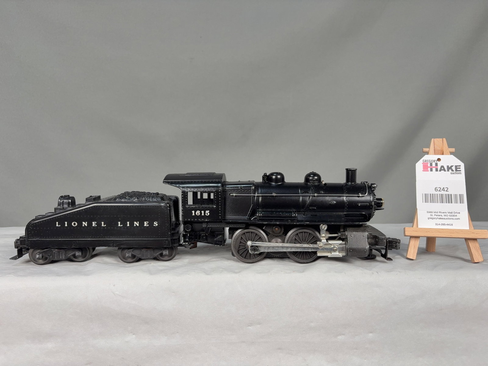 Lionel Postwar 1615 Steam Locomotive and Tender (1 of 6)