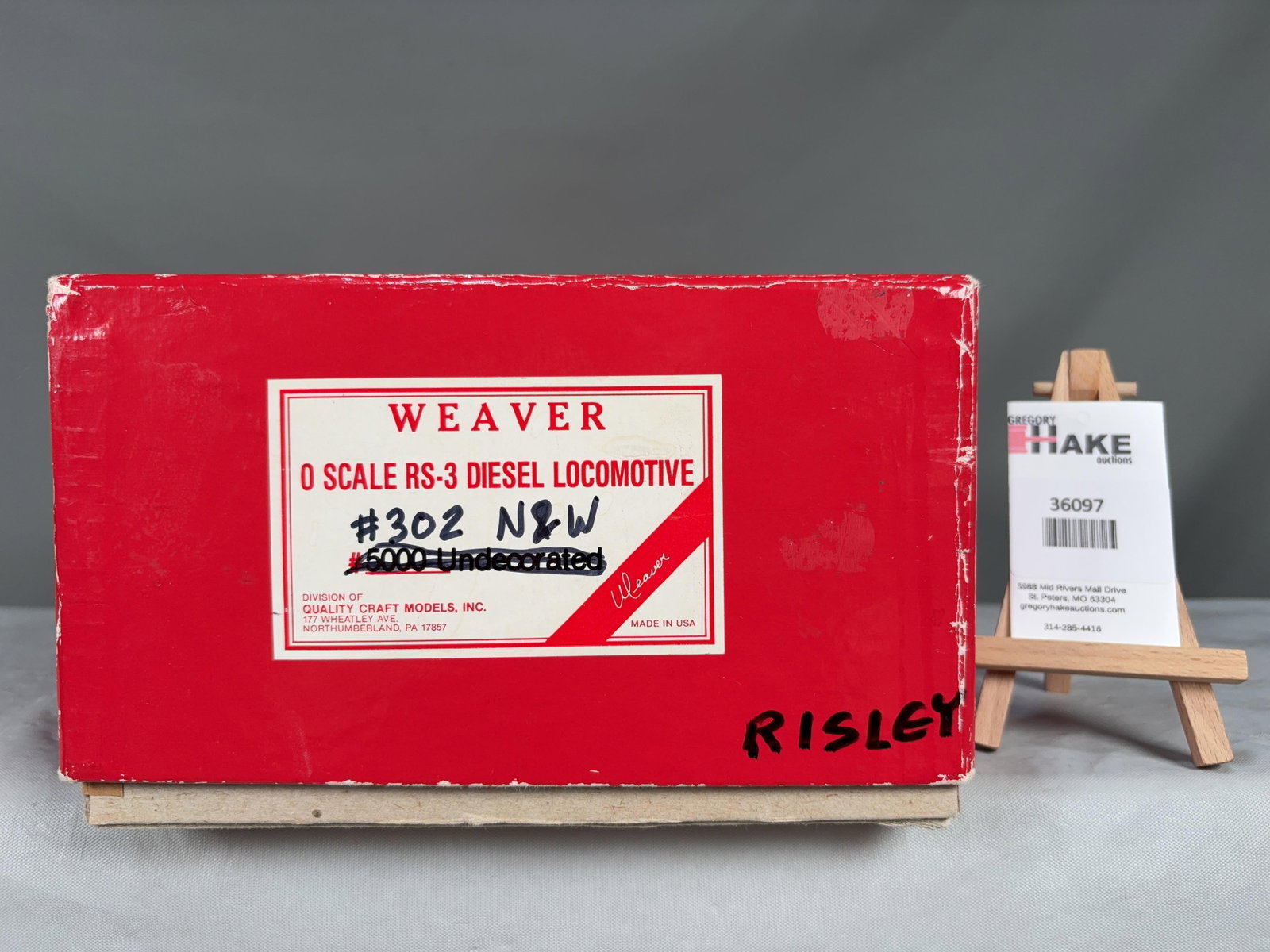Weaver RS-3 Diesel Locomotive B Unit N&W 302 w/OB: Weaver RS-3 Diesel Locomotive B Unit N&W 302 w/OB, C8. Size 19x9x5