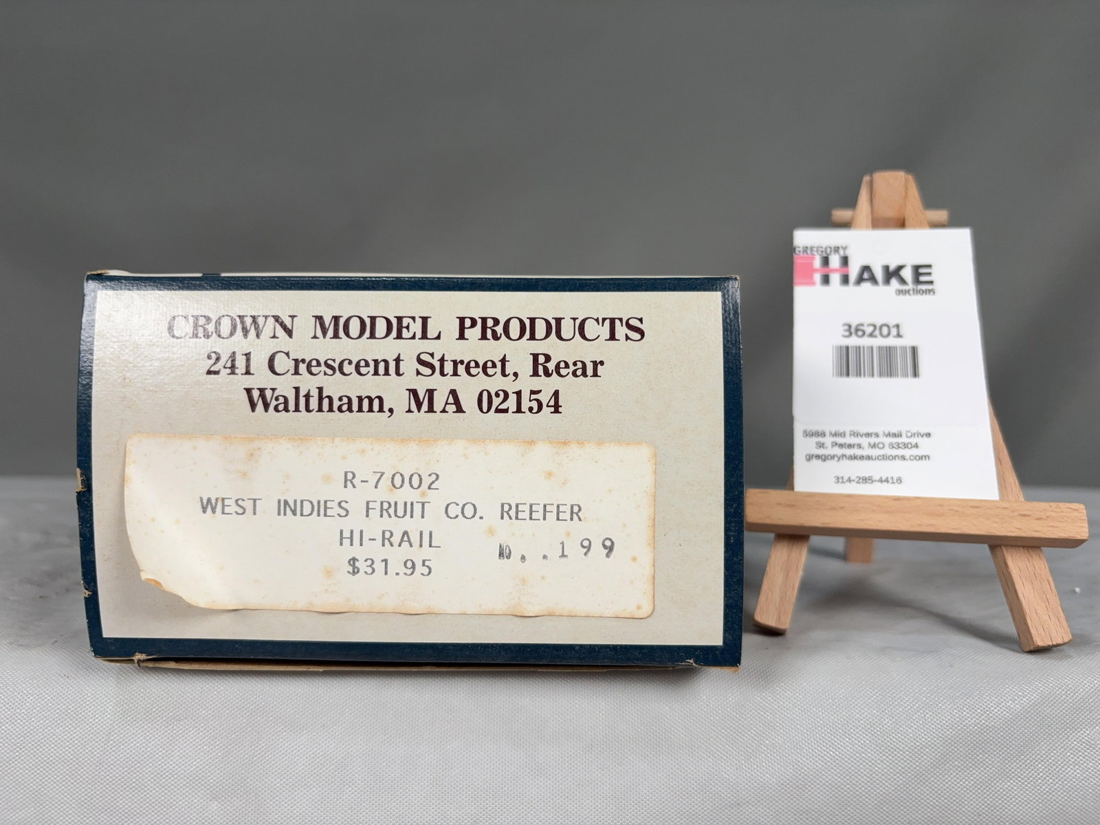 Crown Model Products West Indies Fruit CO. Reefer Hi-Rail R-7002 w/OB: Crown Model Products West Indies Fruit CO. Reefer Hi=Rail R-7002 w/OB C8. � Size 16x5x3