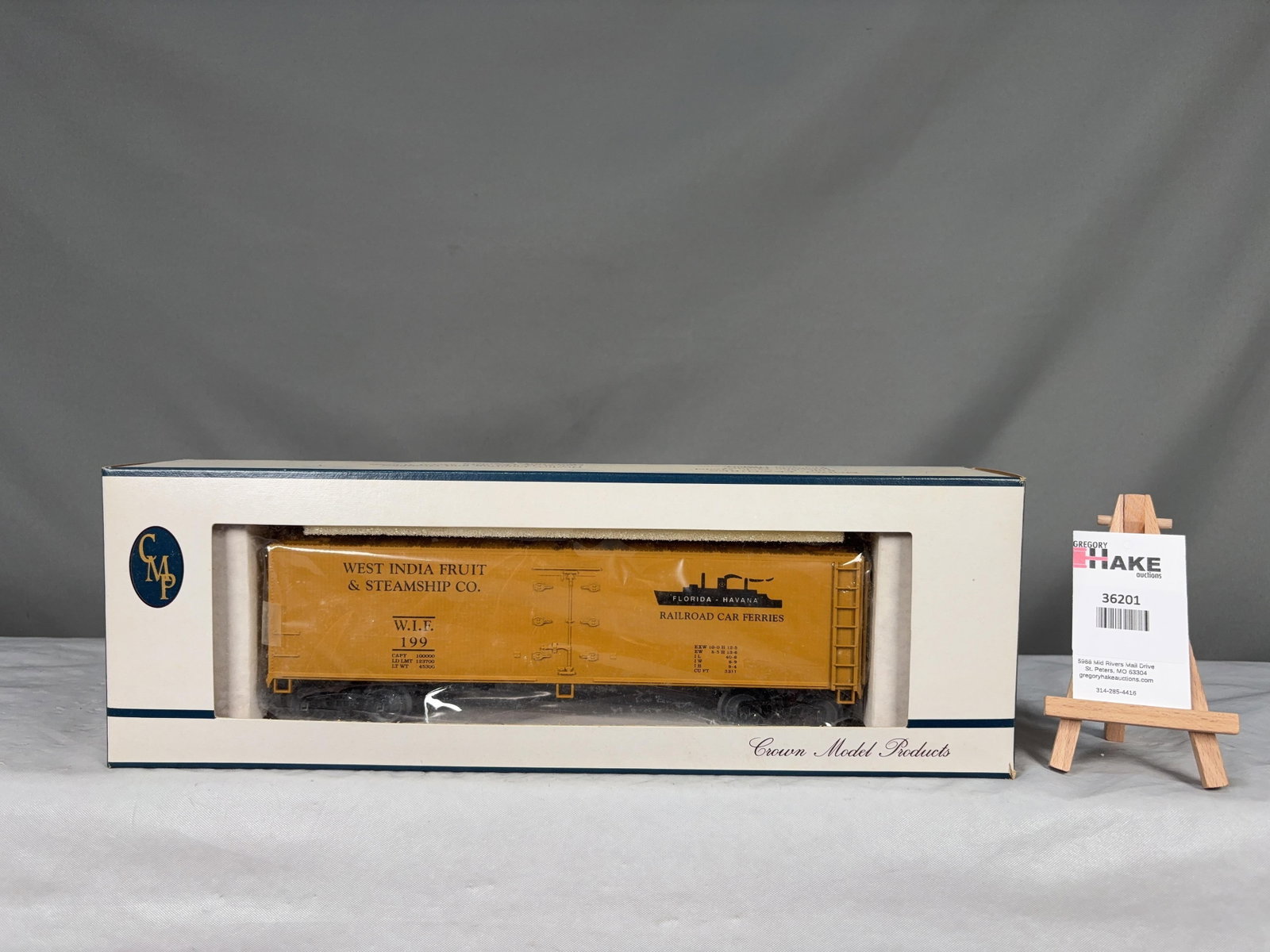 Crown Model Products West Indies Fruit CO. Reefer Hi-Rail R-7002 w/OB - 2