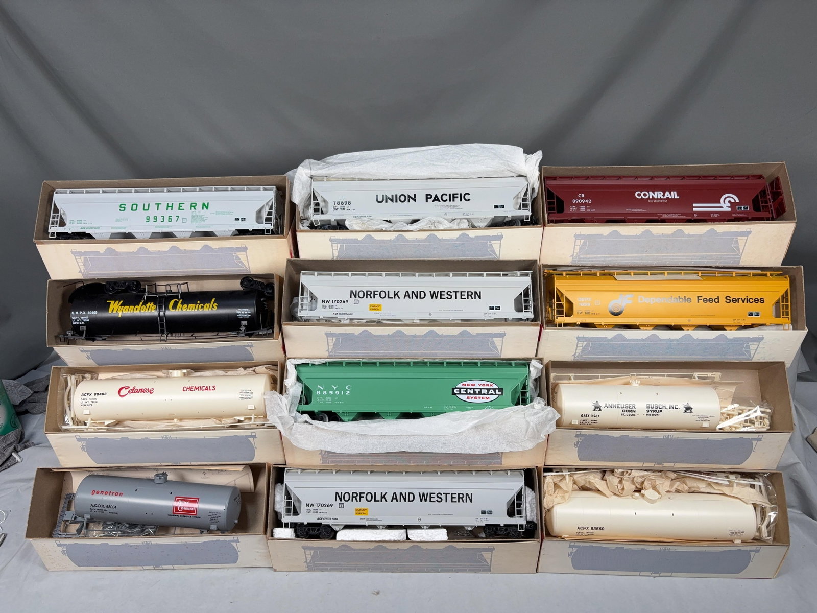 12 Weaver Hopper Tank Car Kits w/OB's - 2