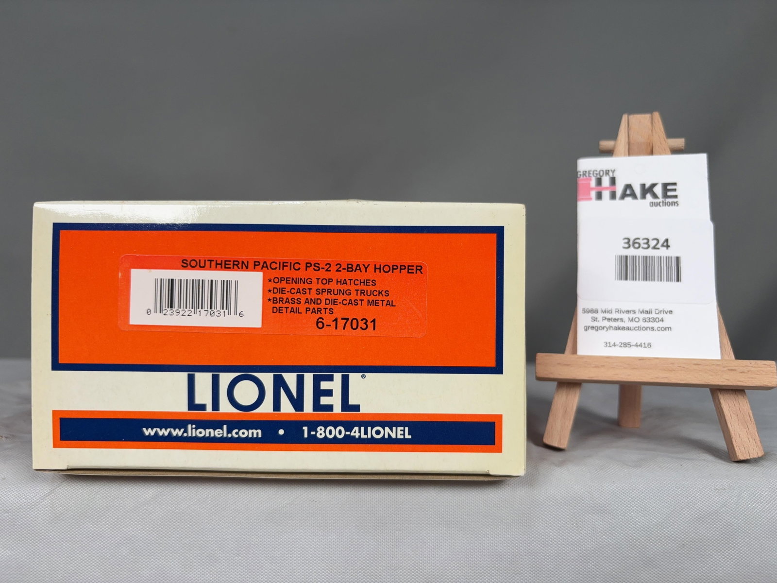 Lionel Southern Pacific PS-2 2-Bay Hopper 17031: Lionel Southern Pacific PS-2 2-Bay Hopper 17031, w/OB C9 � Size 14x6x3