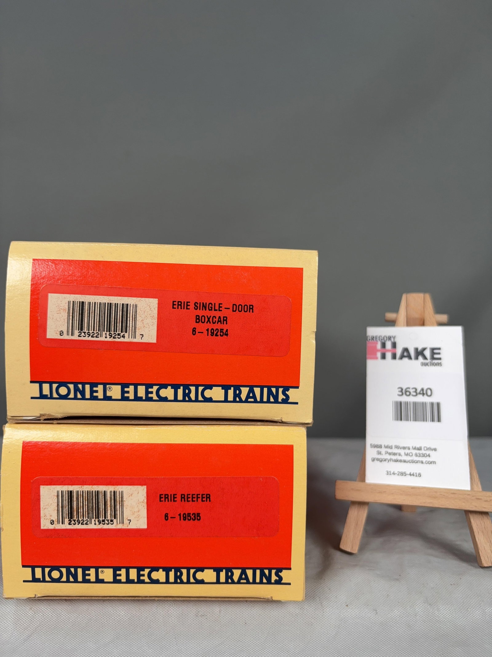 Lionel Erie Single Door Boxcar 19254 and Erie Reefer 19535 w/ OB: Lionel Erie Single Door Boxcar 19254 and Erie Reefer 19535, w/OB C9 � Size 14x5x6