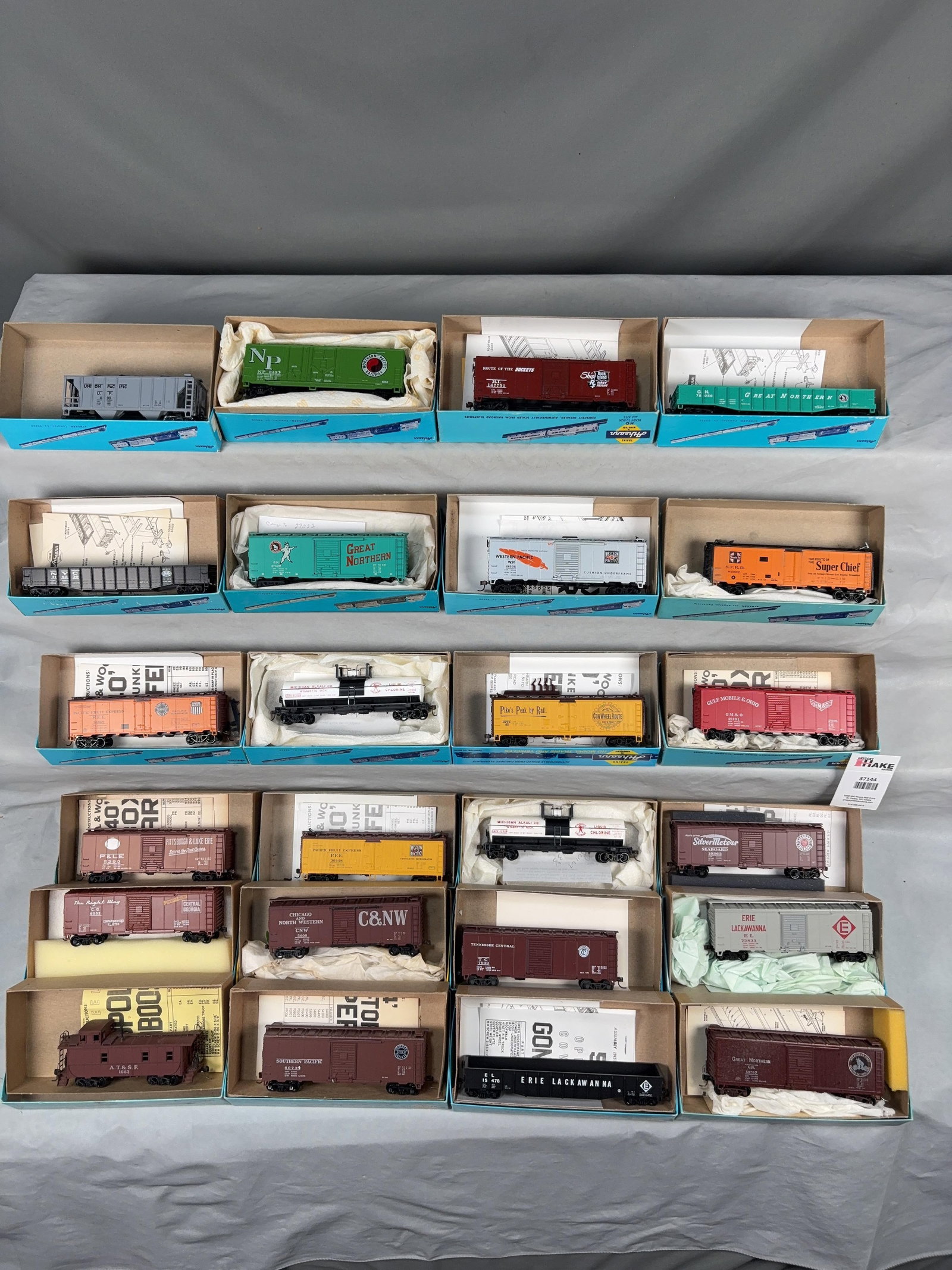 24 Athearn Freight Cars w/OB. � - 2