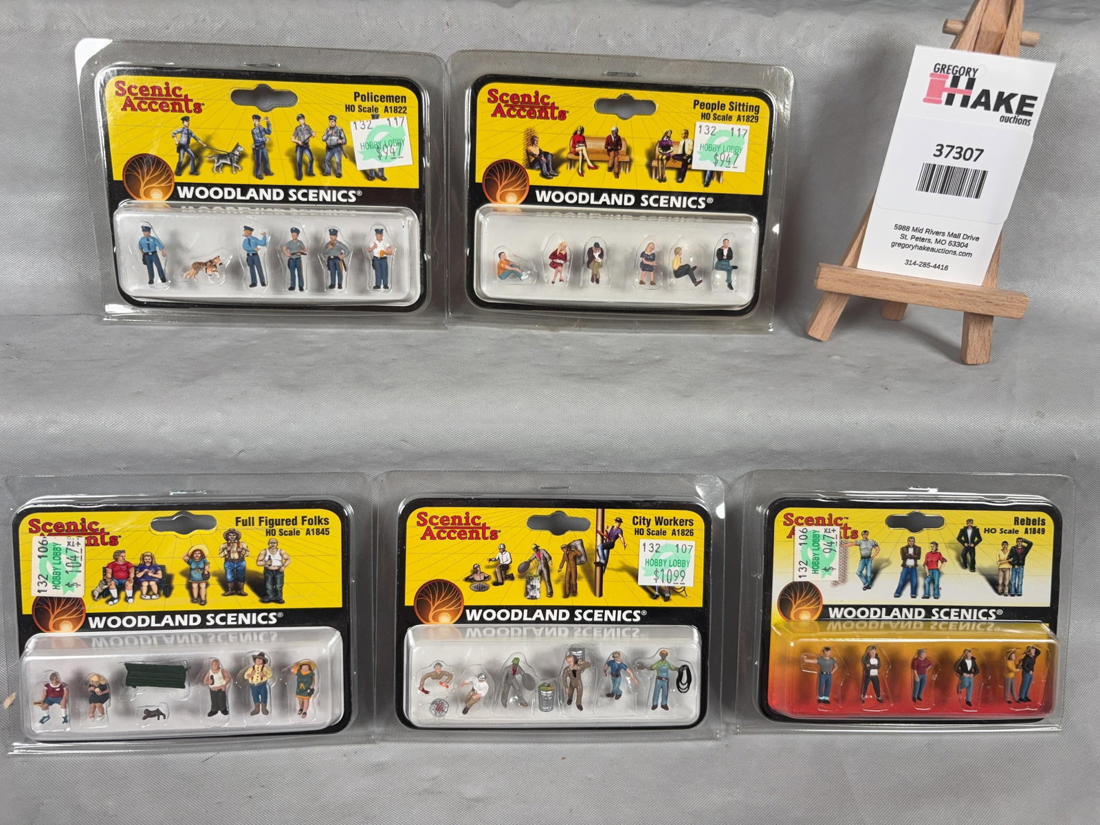 5 Scenic Accents Packages Miniature People, etc. in original packaging: 5 Scenic Accents Packages Miniature People, etc. in original packaging.�Please see photos for details, C9. � Size 8x6x2