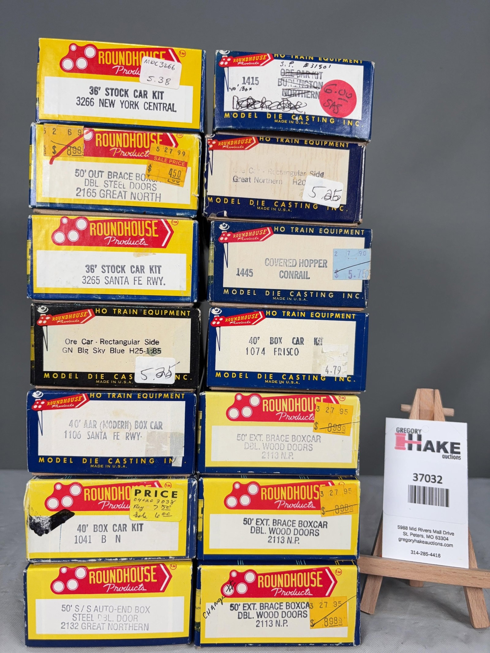 14 Roundhouse Freight Cars w/OB: 14 Roundhouse Freight Cars w/OB.� Please see Photos for details. Size 9x7x12
