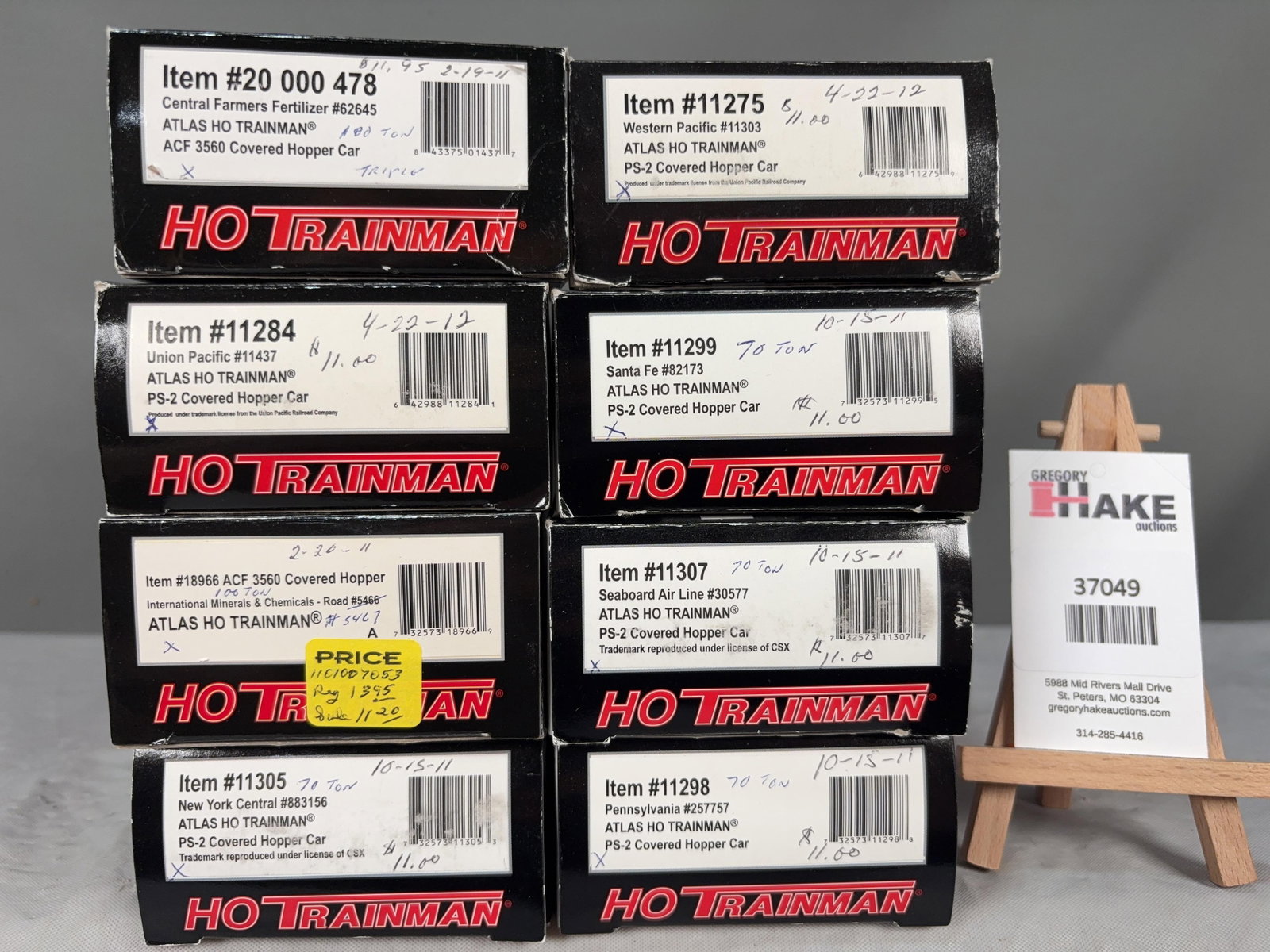 8 Atlas Model Railroad Co. Covered Hopper Cars w/OB: 8 Atlas Model Railroad Co. Covered Hopper Cars w/OB.� Please see Photos for details. � Size 11x8x8