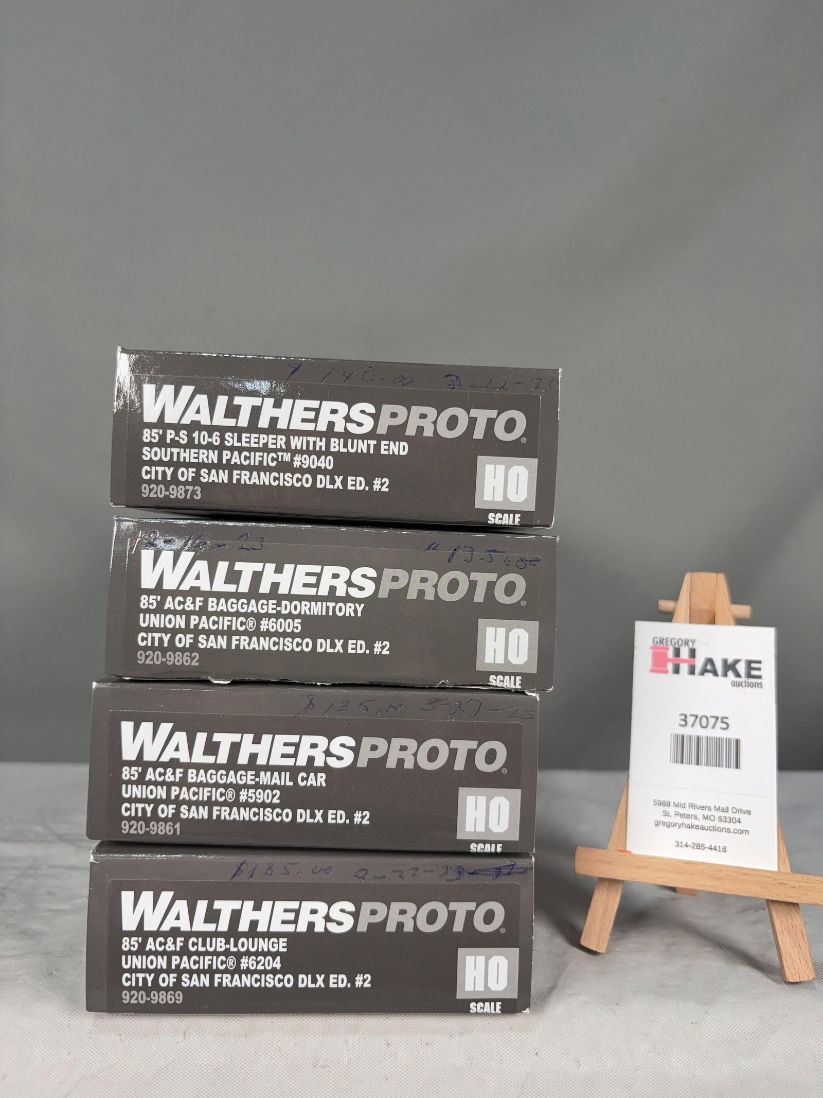 4 Walthers Proto Union Pacific Sleeper, Baggage and Lounge Cars w/OB: 4 Walthers Proto Union Pacific Sleeper, Baggage and Lounge Cars w/OB.� Please see Photos for details, C9. � Size 14x5x7