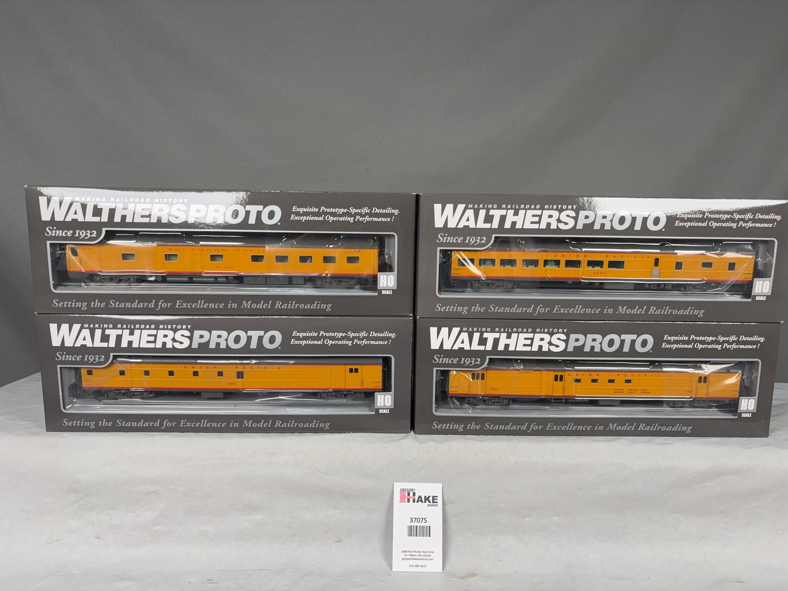 4 Walthers Proto Union Pacific Sleeper, Baggage and Lounge Cars w/OB - 2