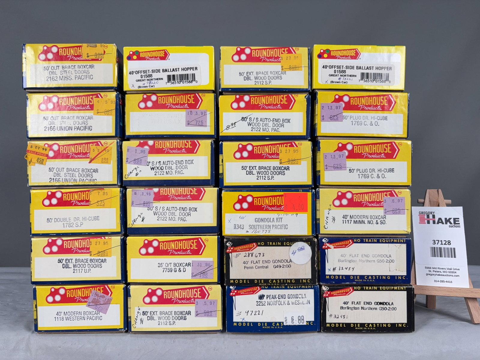 24 Roundhouse Freight Cars w/OB.�: 24 Roundhouse Freight Cars w/OB.� Please see Photos for details. � Size 9x13x10