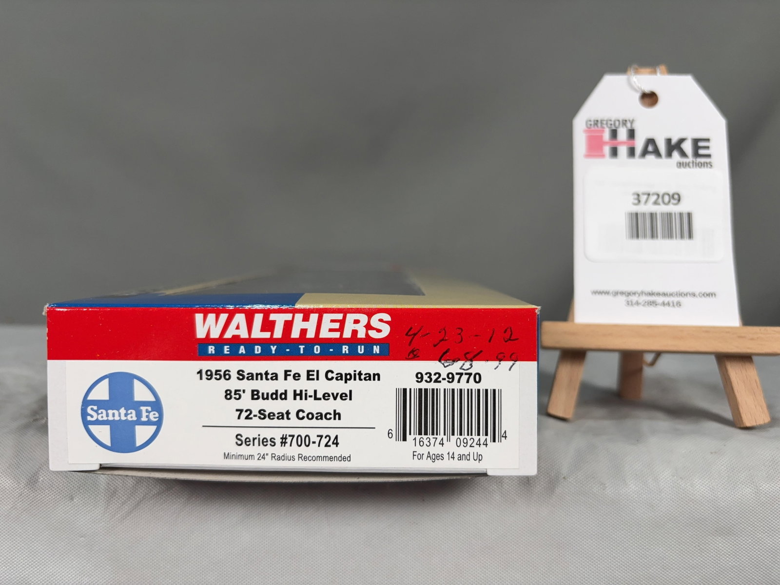 Walthers Ready to Run 1956 Santa Fe El Capitan 72 Seat Coach 932-9770 w/OB: Walthers Ready to Run 1956 Santa Fe El Capitan 72 Seat Coach 932-9770 w/OB, C9. � Size 14x5x2