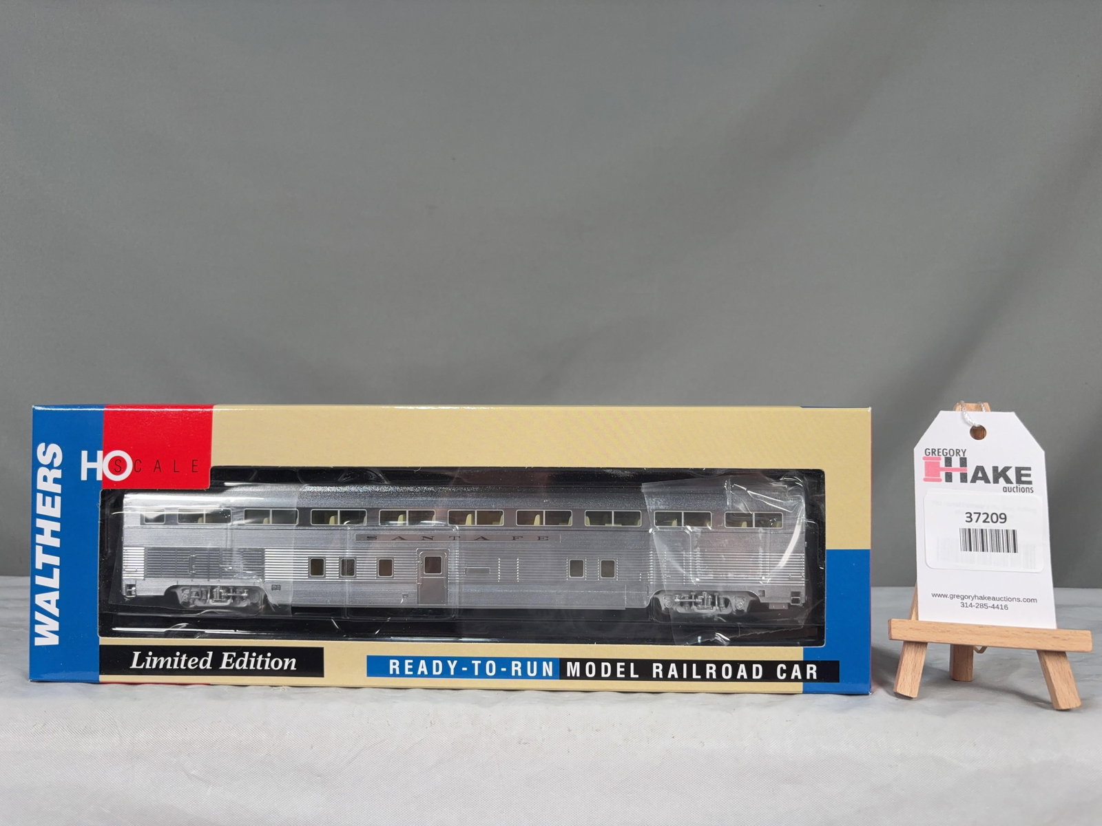 Walthers Ready to Run 1956 Santa Fe El Capitan 72 Seat Coach 932-9770 w/OB - 2