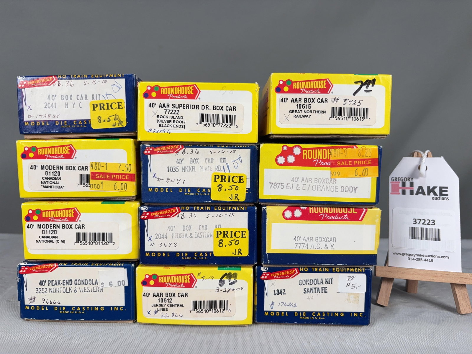 12 Roundhouse Freight Cars w/OB: 12 Roundhouse Freight Cars w/OB.�Please see photos for details. � Size 9x10x7