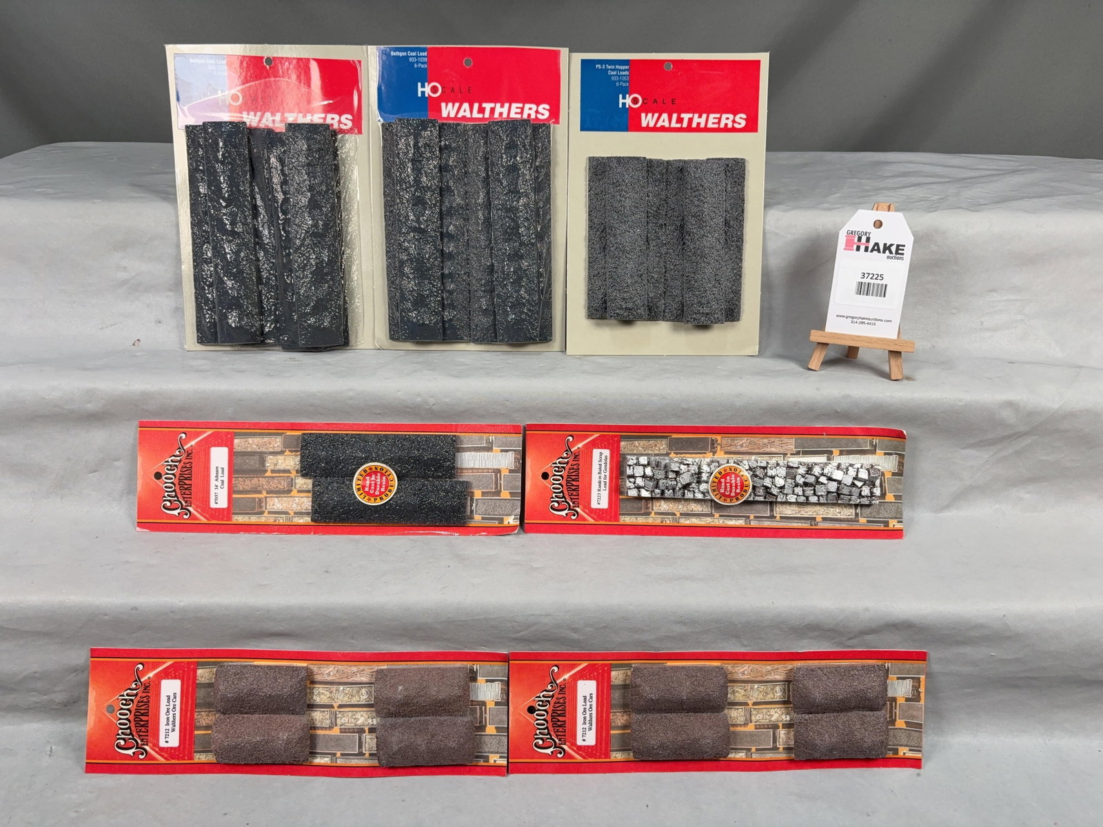 7 Walthers Ore and Scrap Loads for Freight Cars in original package.: 7 Walthers Ore and Scrap Loads for Freight Cars in original package.�Please see photos for details, C9. � Size 12x12x3