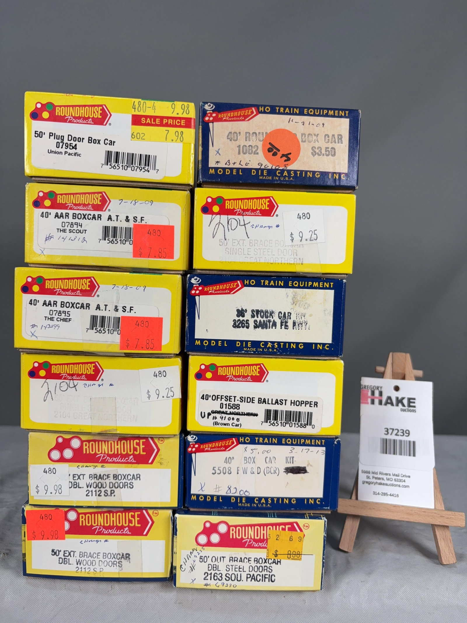 12 Roundhouse Freight Cars w/OB: 12 Roundhouse Freight Cars w/OB.�Please see photos for details. � Size 9x10x7