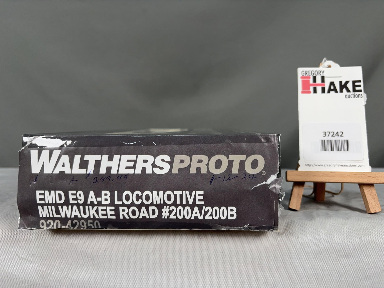 Walthers Proto EMD E9A Locomotive Milwaukee Road with Loksound and DCC 920-42950 w/OB: Walthers Proto EMD E9A Locomotive Milwaukee Road with Loksound and DCC 920-42950 w/OB, C9. � Size 14x7x3