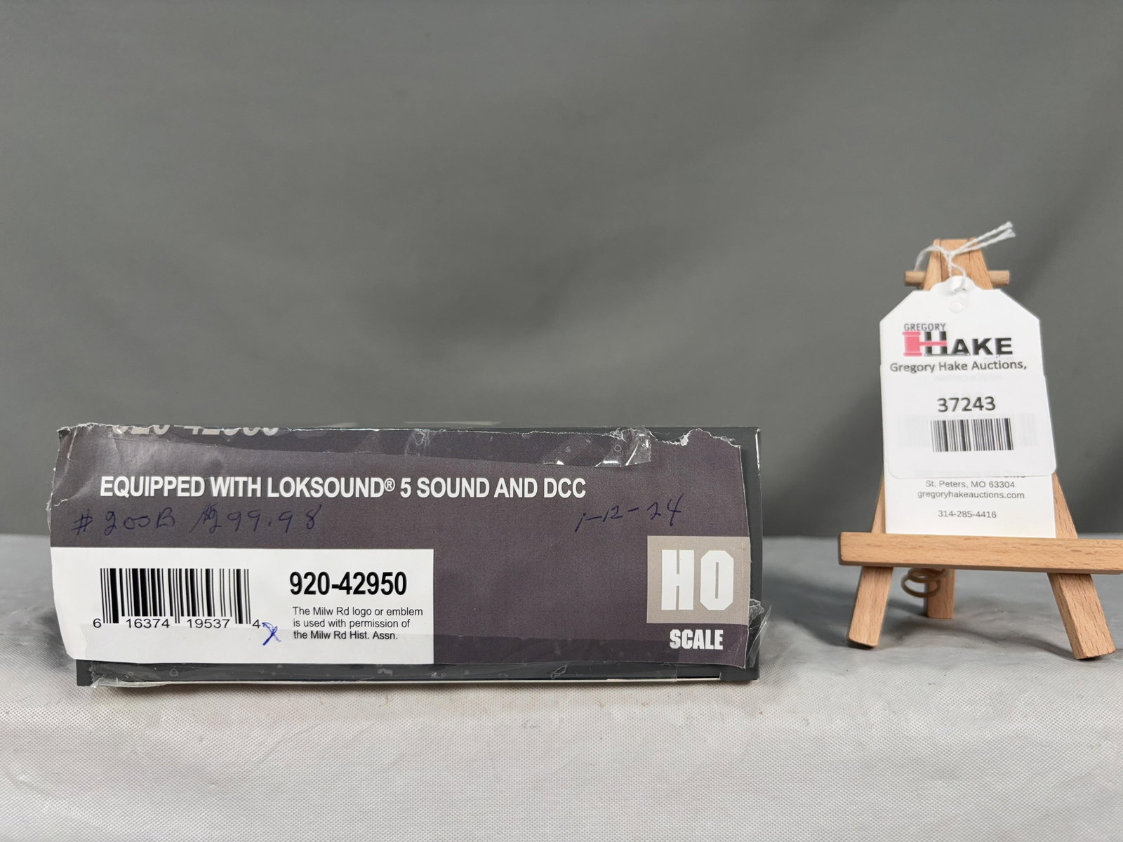 Walthers Proto EMD E9B Milwaukee Road Locomotive with Loksound and DCC 920-42950 w/OB: Walthers Proto EMD E9B Milwaukee Road Locomotive with Loksound and DCC 920-42950 w/OB, C9. Size 14x7x3