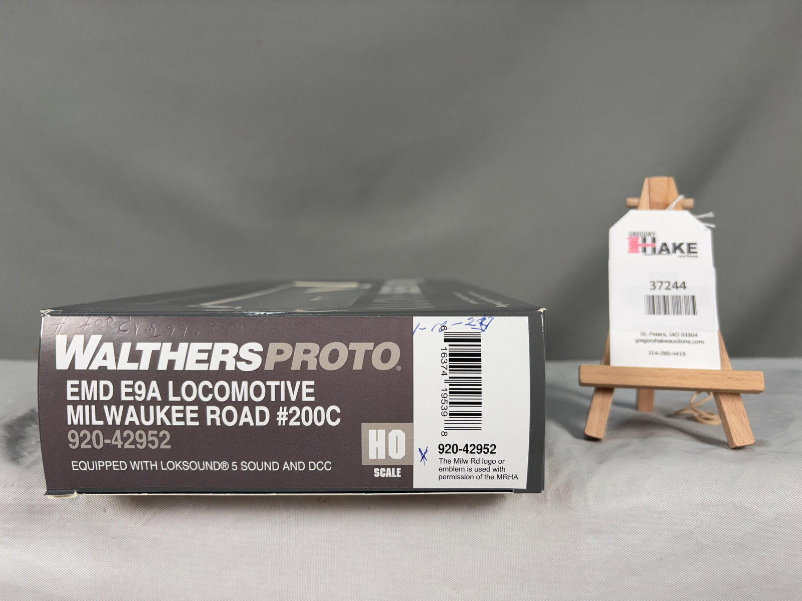 Walthers Proto EMD E9A Locomotive Milwaukee Road with Loksound and DCC 920-42952 w/OB: Walthers Proto EMD E9A Locomotive Milwaukee Road with Loksound and DCC 920-42952 w/OB, C9. Size 17x7x3