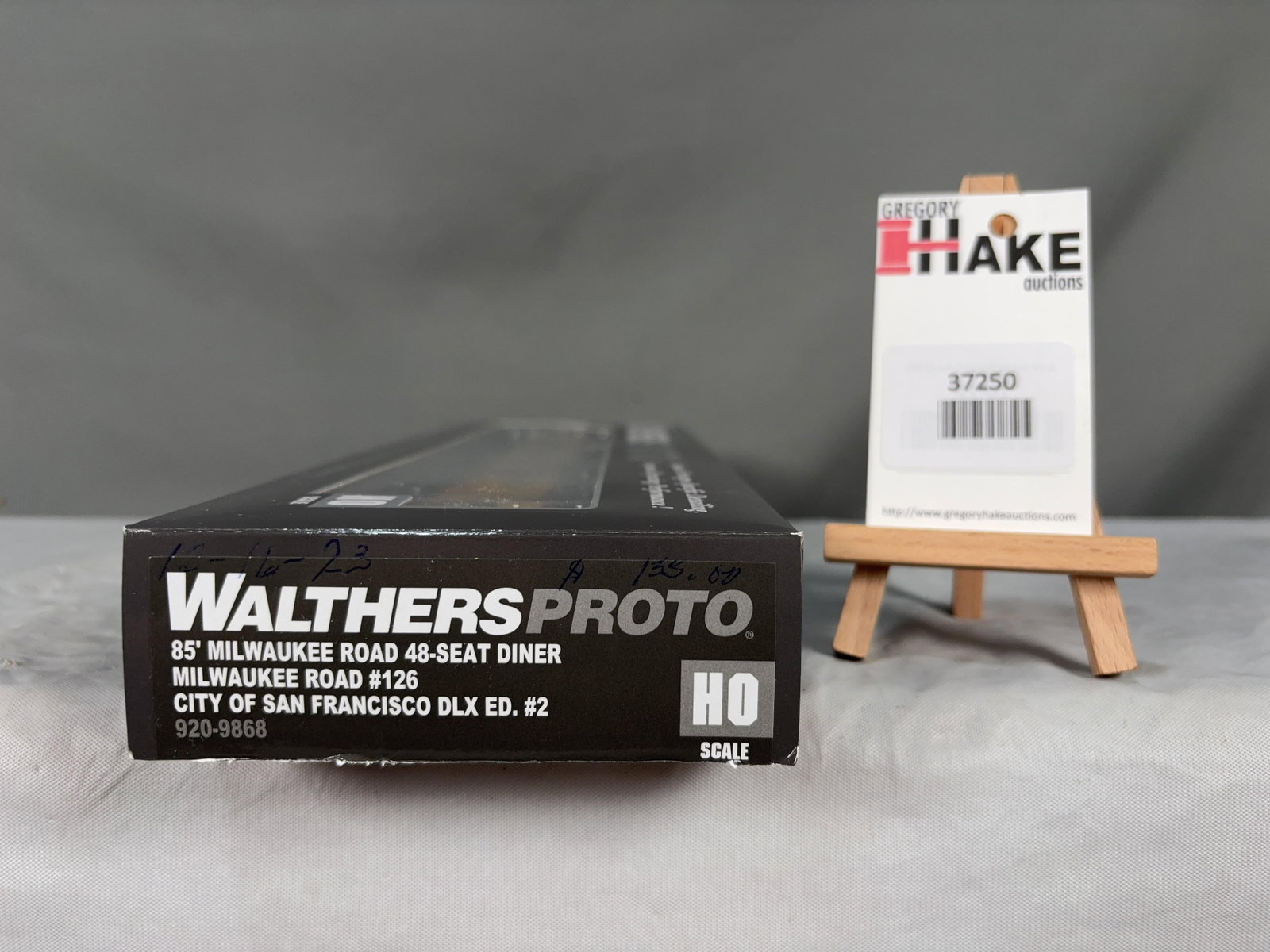 Walthers Proto Milwaukee Road Diner 920-9868 w/OB: Walthers Proto Milwaukee Road Diner 920-9868 w/OB, C9. � Size 14x5x2