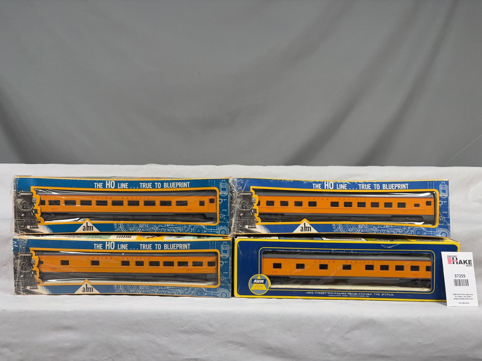 4 AHM Union Pacific Observation, Sleeper & Coach Cars w/OB - 2